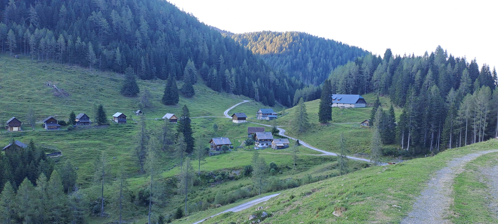 Ranní pohled na ospalé Dolinza Alm