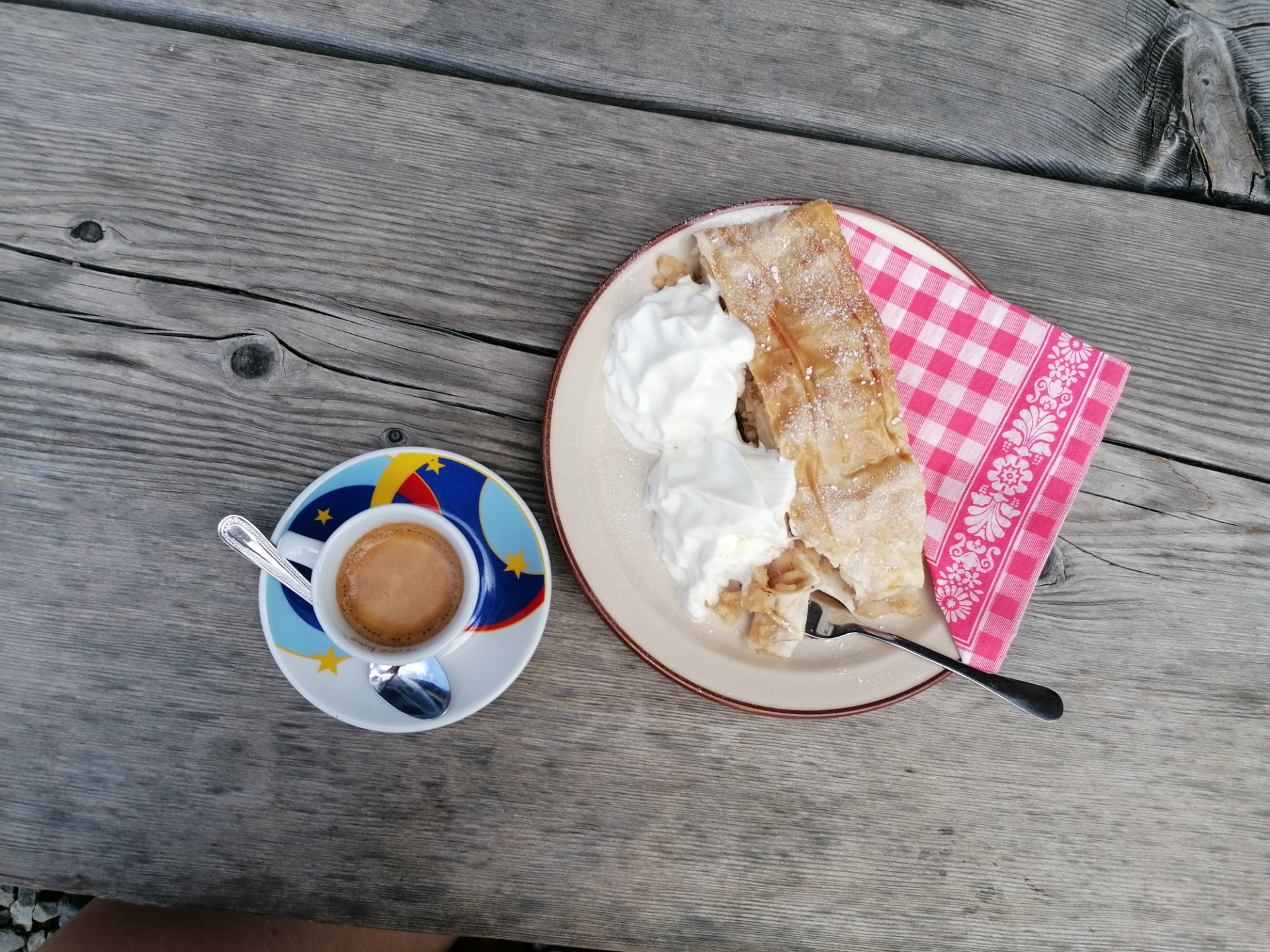 Kafe a mega štrůdl na Zollnerseehütte